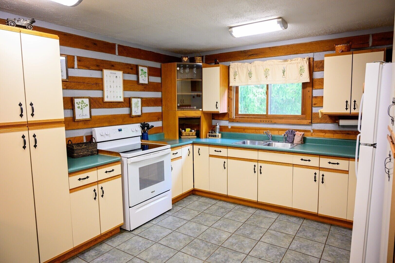 Coffee/tea maker, fridge, oven, stovetop