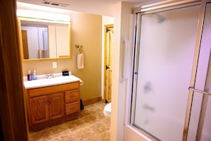 Towels - Lazy Lane Cabins - Moonlight Ridge (Laurelville)