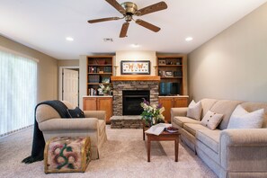 Televisie, een open haard en een dvd-speler