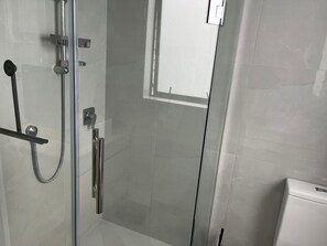 Towels, toilet paper - Self Contained 2 Bedroom - Botanic Gardens & Airport  (Auckland)