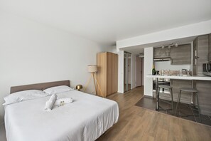 Iron/ironing board, WiFi, bed sheets