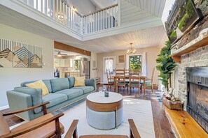 Smart TV, chimenea, tenis de mesa y libros 