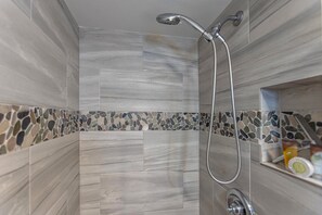 Douche, sèche-cheveux, serviettes fournies, savon