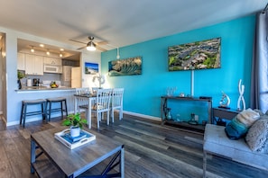 TV - Remodeled to impress, Modern design, island vibe (Kihei)