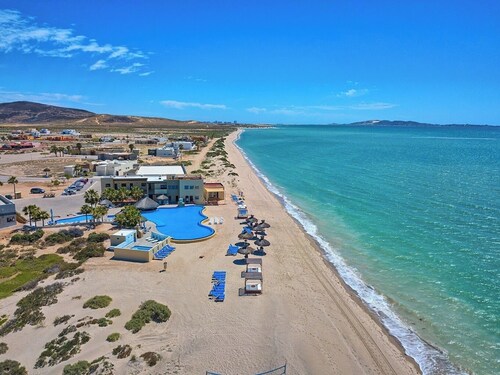 Luxury 6 Bed Beachfront Home in Laguna Shores Pool, Pickleball, Kayaks, Spa