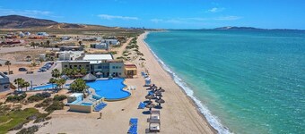 Luxury 6 Bed Beachfront Home in Laguna Shores Pool, Pickleball, Kayaks, Spa