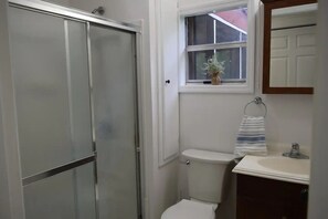 Douche, séchoir à cheveux, savon