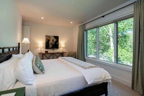 4 bedrooms, iron/ironing board, WiFi, bed sheets - Abode at Sunny Knob Hill, scenic setting, hot tub (Ketchum)