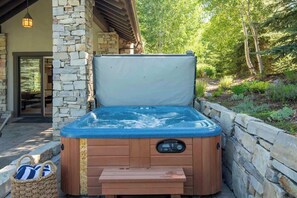Outdoor spa tub - Abode at Sunny Knob Hill, scenic setting, hot tub (Ketchum)
