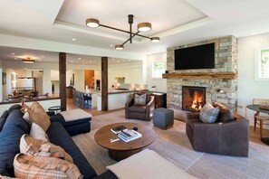 Fernseher, Kamin, Arbeitsbereiche