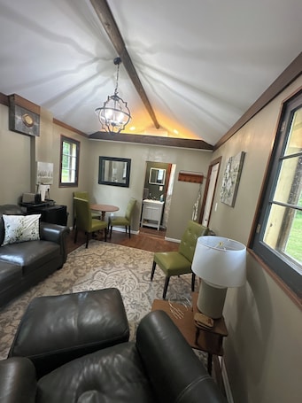 Smart TV. Cozy Little Cabin #4