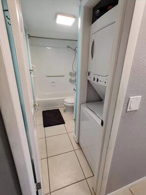 Towels, soap, toilet paper - Cozy 2-bedroom Condo in beautiful Fort Myers with Pool and Tiki Hut (Fort Myers)