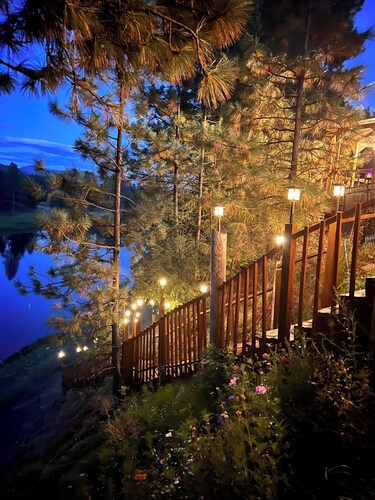 Cabin in Superior with AC, WiFi, Satellite T.V., rafts, and Hot Tub.  