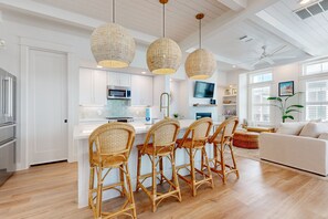 Frigorífico, microondas, placa de cocina y lavavajillas