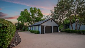Ein modernes Gebäude mit Garage und überdachter Auffahrt.