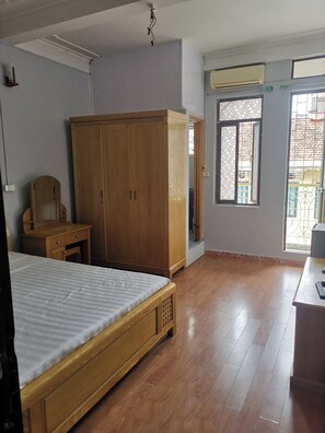 Desk, iron/ironing board, free WiFi - The La Renta Hotel & Spa (Hanoi)