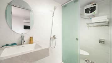 Habitación doble Deluxe | Baño | Regadera, amenidades de baño gratuitas, secadora de cabello, pantuflas