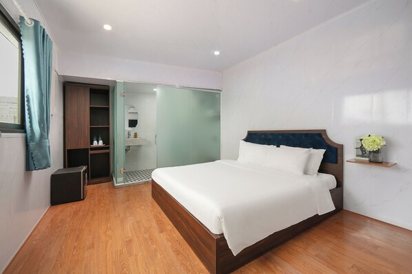 Habitación doble Deluxe | Escritorio, tabla de planchar con plancha y wifi gratis