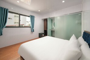 Habitación doble Deluxe | Escritorio, tabla de planchar con plancha y wifi gratis