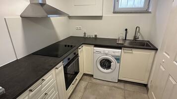 Fridge, oven, stovetop, coffee/tea maker