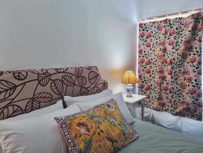 3 quartos, berço de viagem, Wi-Fi de cortesia, roupa de cama