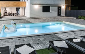 Lämmitetty uima-allas