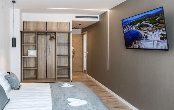 4 makuuhuonetta, tallelokero huoneessa, vauvan matkasänky