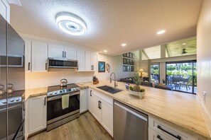 Geladeira, micro-ondas, fogão, cooktop