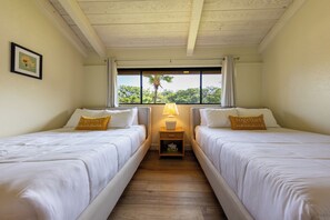 2 soverom, skrivebord, strykejern/-brett og reiseseng for barn