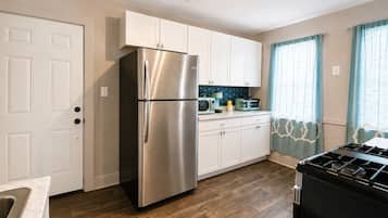 Cafetera/tetera, refrigerador, microondas, horno