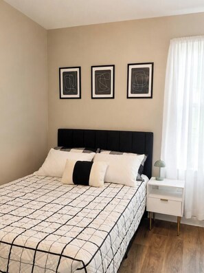 2 bedrooms, desk, iron/ironing board, free WiFi - Modern 2BR Apartment with Office Near Wynn Hospital  (Utica)