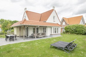 Villa | Outdoor dining - Villa in Cadzand-bad Near North Sea Beach (Cadzand-Bad)