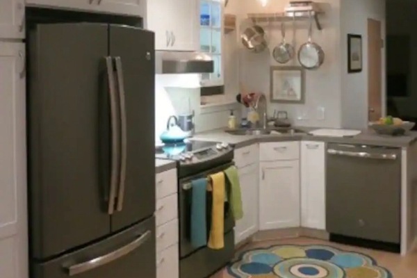 Een koelkast, een oven, een kookplaat, een vaatwasser