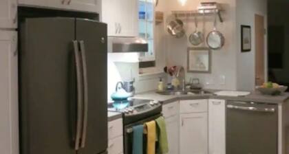 Rocky Mountain Retreat! King bed, soaker tub, walk to bus stop/transfer station