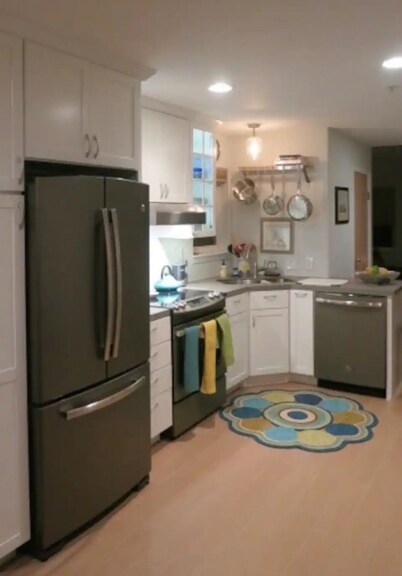 Rocky Mountain Retreat!  King bed, soaker tub, walk to bus stop/transfer station