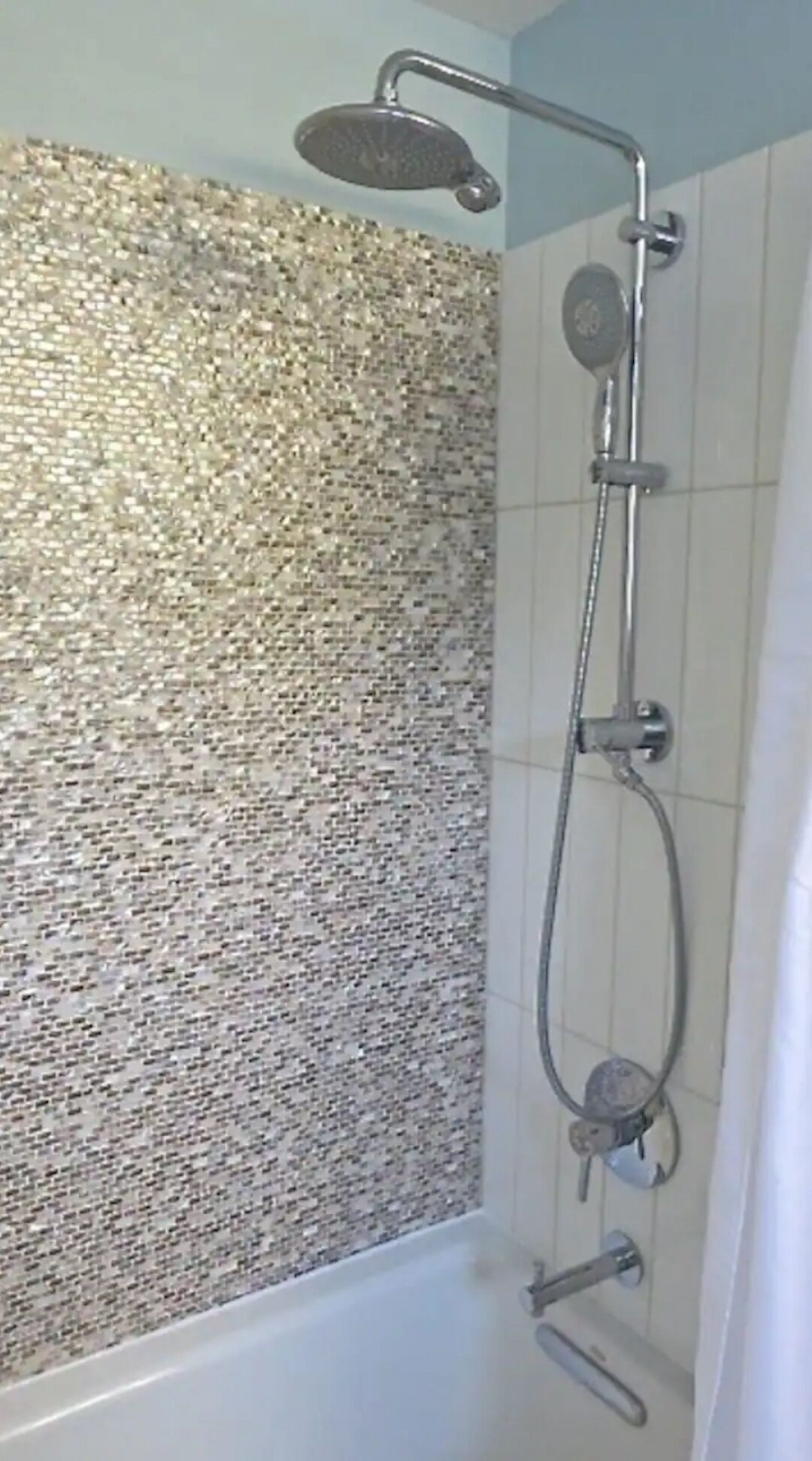 Secador de cabelo, toalhas de banho, sabonete, shampoo