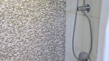 Secador de cabelo, toalhas de banho, sabonete, shampoo