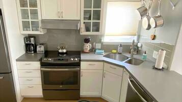 Fridge, oven, stovetop, dishwasher