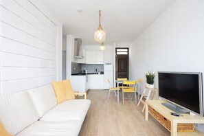 TV - Home2Book Sunlit Apt, Pool & Terrace, Las Américas (Playa de la Américas)