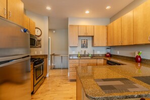 Fridge, microwave, oven, stovetop - 2 bedroom 2 bathroom Condo in Downtown Traverse City (Traverse City)