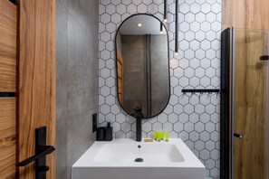 Dusche, Haartrockner, Handtücher, Seife
