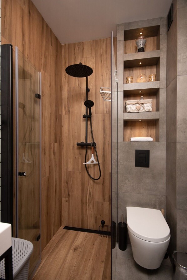 Douche, sĂšche-cheveux, serviettes fournies, savon