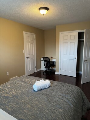 2 bedrooms, iron/ironing board, WiFi, bed sheets - Njoukwe Empire Suite 1 (St. Catharines)