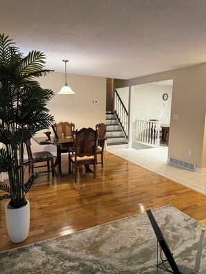 Dining - Njoukwe Empire Suite 1 (St. Catharines)