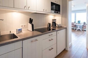 Réfrigérateur, micro-ondes, plaque de cuisson, lave-vaisselle