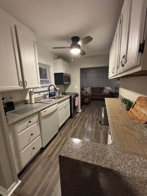 冷蔵庫、電子レンジ、オーブン、コンロ