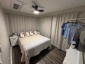 2 室のベッドルーム、WiFi (無料)、ベッドシーツ