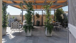 Unclassified image, 3 of 43, button