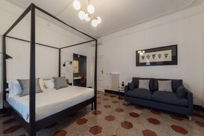 3 habitaciones, tabla de planchar con plancha, wifi y ropa de cama 