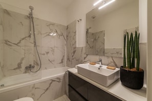 Dusche, Haartrockner, Bidet, Handtücher